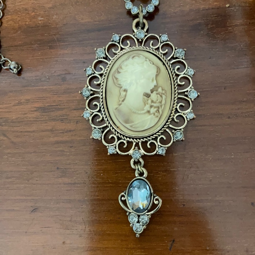 Women’s cameo necklace